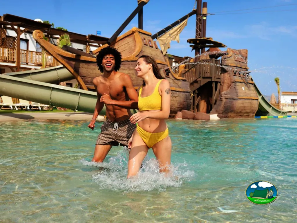 Playa junto al mar con parque infantil barco pirata del Camping Magic Pirates Island Resort, Benidorm (Alicante)