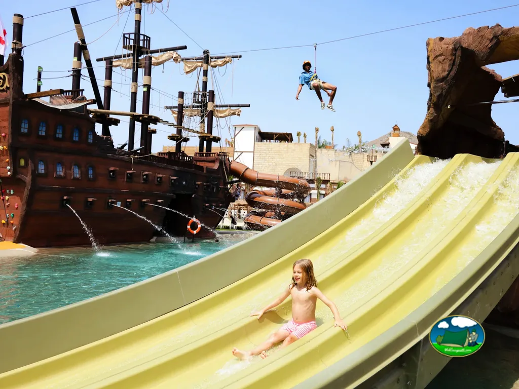 Parque infantil con toboganes y zona de agua temática del Camping Magic Pirates Island Resort, Benidorm (Alicante)