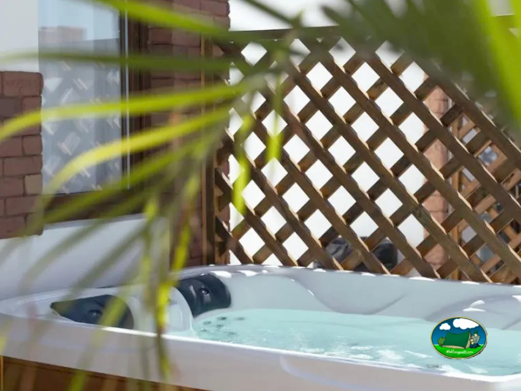 Jacuzzi con vistas a bungalow del Camping Magic Pirates Island Resort, Benidorm (Alicante)