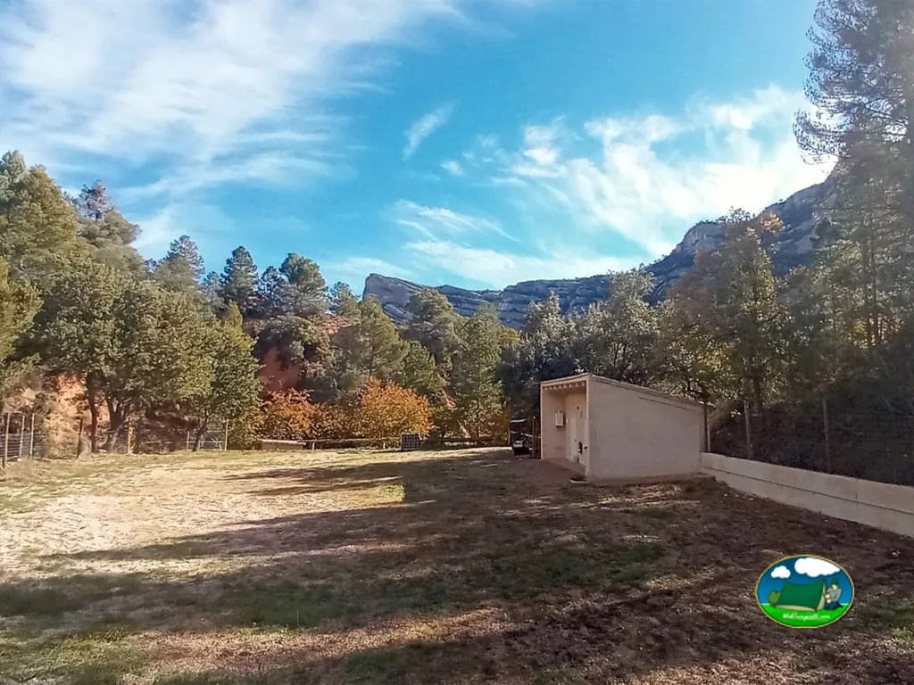 Parcela con vistas a la sierra y caseta de servicios del Camping El Rebost de Penyagalera, Beceite (Teruel)