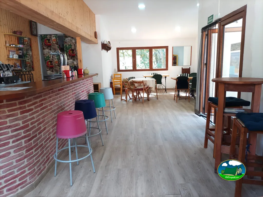 Restaurante y bar con zona de mesas y mostrador del Camping El Rebost de Penyagalera, Beceite (Teruel)