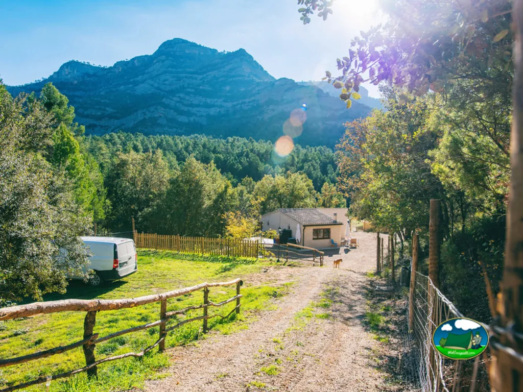 Bungalow con vistas a la montaña, rodeado de árboles del Camping El Rebost de Penyagalera, Beceite (Teruel)