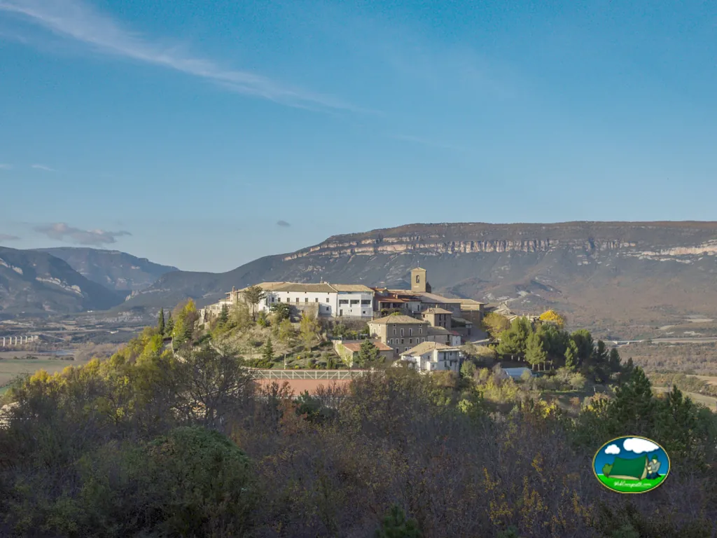 Montaña con pueblo medieval y vistas al valle del Camping Municipal de Artieda, Artieda (Zaragoza)