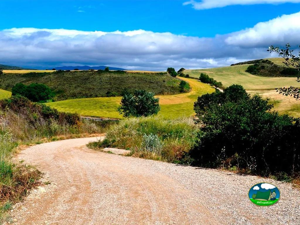 Parcela en entorno de montaña con vistas al paisaje de sierra del Camping Municipal de Artieda, Artieda (Zaragoza)