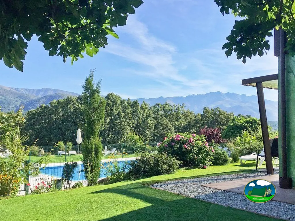 Piscina con vistas a la montaña del Camping Veragua, Villanueva de la Vera (Cáceres)