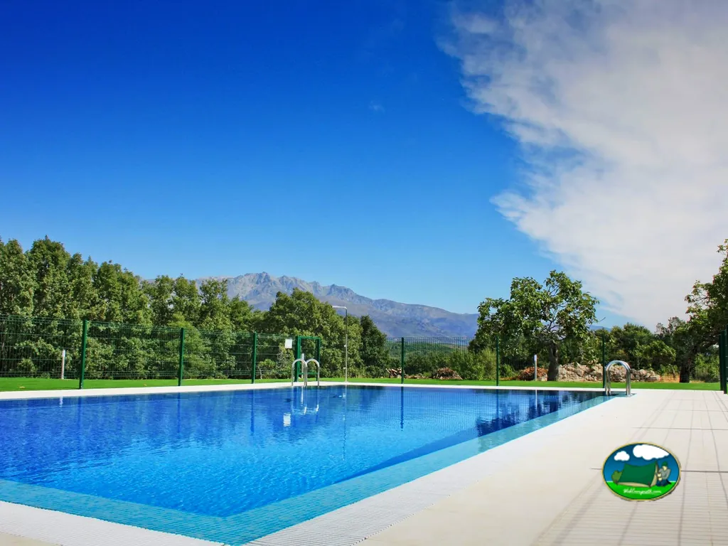 Piscina con vistas a la montaña del Camping Veragua, Villanueva de la Vera (Cáceres)