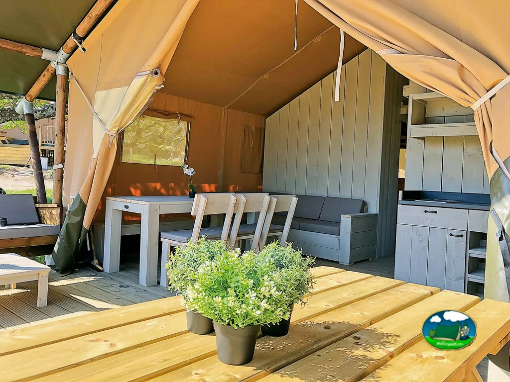 Glamping interior con zona de estar y cocina del Camping Veragua, Villanueva de la Vera (Cáceres)