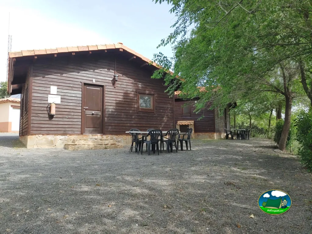 Cabaña rústica de madera con terraza y zona ajardinada del Camping Casa Fausto, Formiche Alto (Teruel)