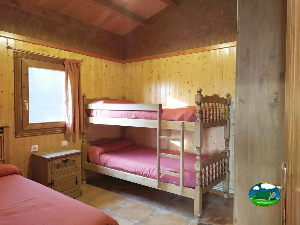 Cabaña interior con literas y cama individual del Camping Casa Fausto, Formiche Alto (Teruel)