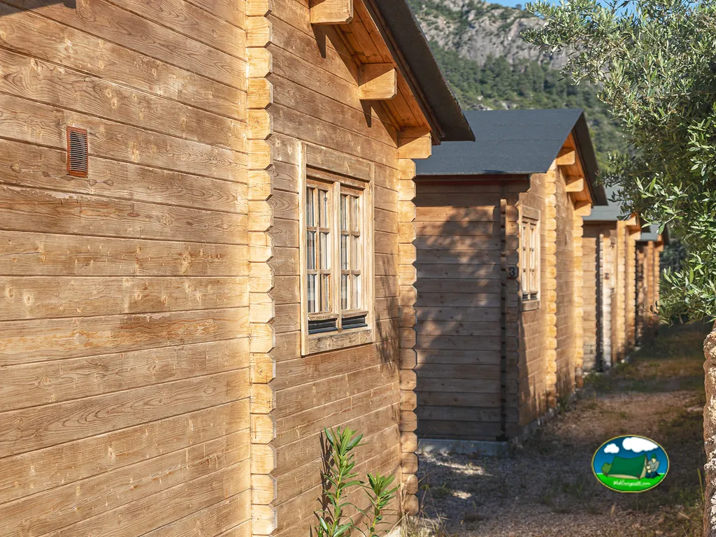 Cabaña de madera con vistas al lago y montaña del Camping Beceite, Beceite (Teruel)