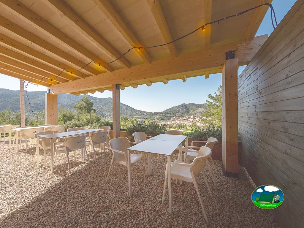 Área de comedor con vistas a la montaña del Camping Beceite, Beceite (Teruel)
