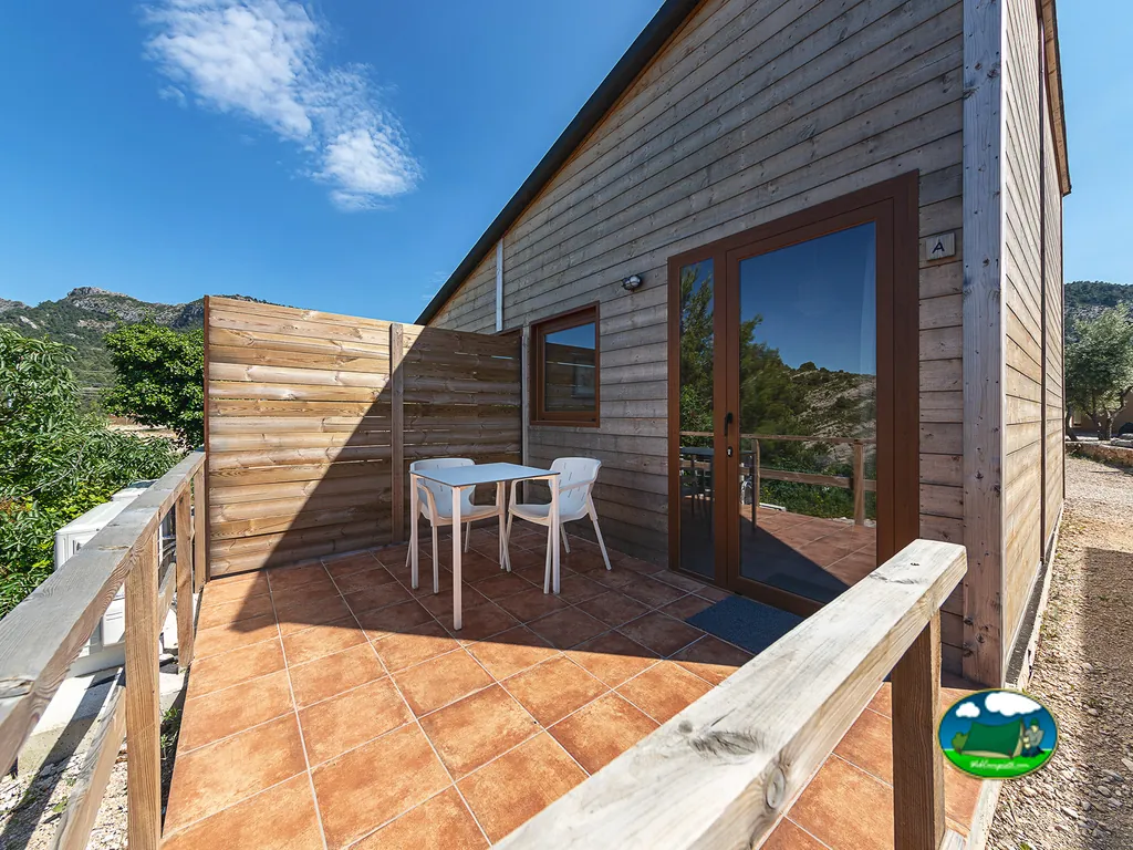 Bungalow con vistas a la sierra, terraza privada del Camping Beceite, Beceite (Teruel)