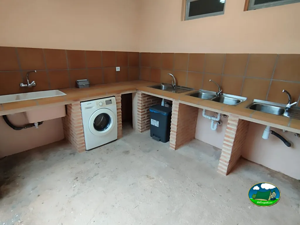 Bloque de aseos con lavadoras y pilas del Camping Las Aguas, Cañizar del Olivar (Teruel)