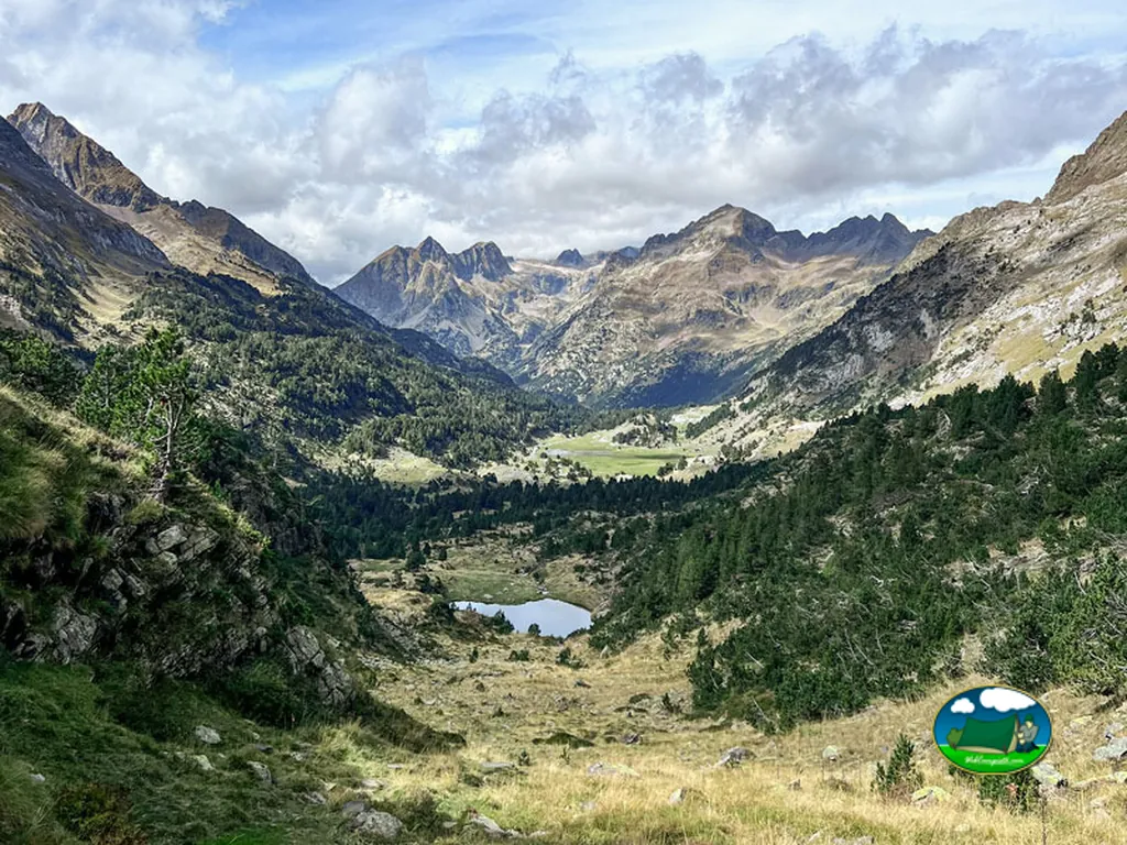 Montaña con lago y valle del Camping Chill-Outdoor, Perarrúa (Huesca)
