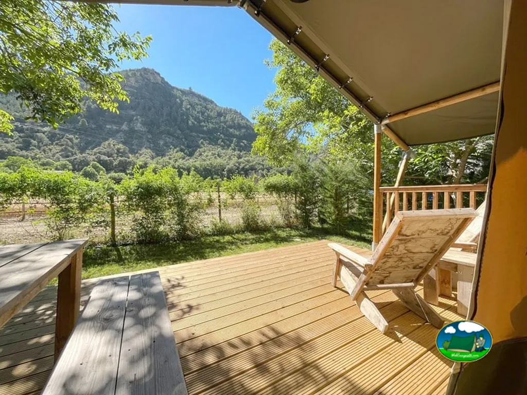 Glamping con vistas a la montaña y terraza de madera del Camping Chill-Outdoor, Perarrúa (Huesca)