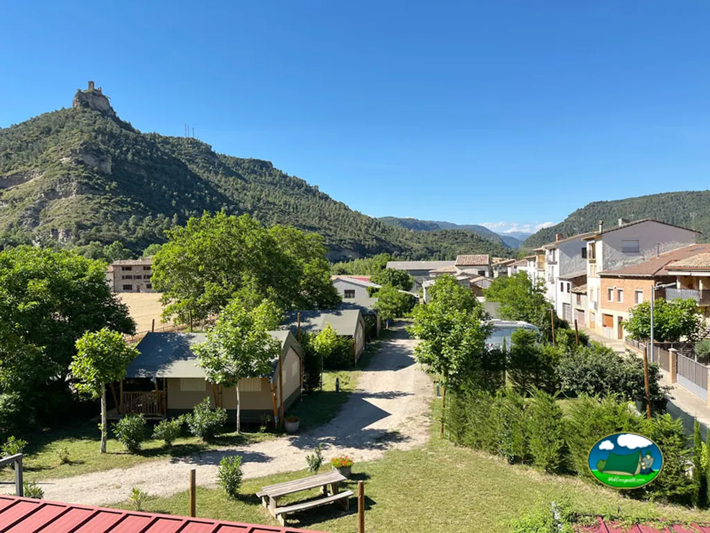 Parcela con bungalow y vistas a la montaña del Camping Chill-Outdoor, Perarrúa (Huesca)
