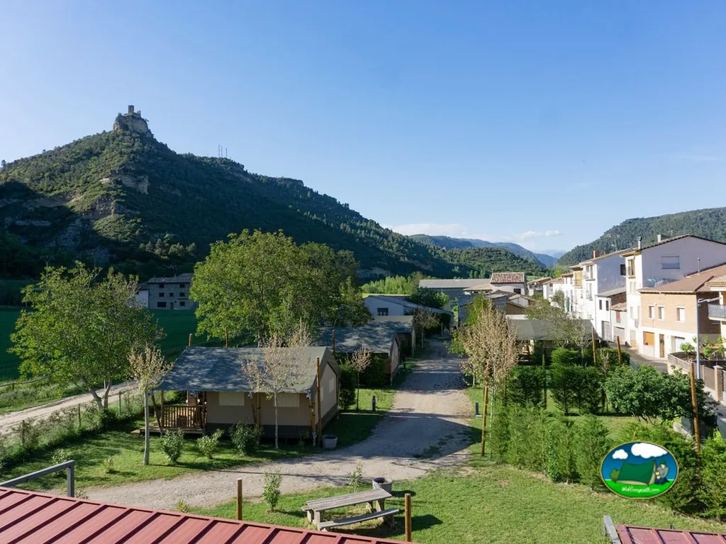 Parcelas con vistas a la montaña del Camping Chill-Outdoor, Perarrúa (Huesca)