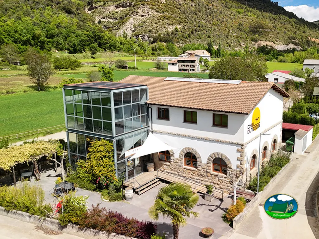Recepción y edificios principales con vistas a la montaña del Camping Chill-Outdoor, Perarrúa (Huesca)