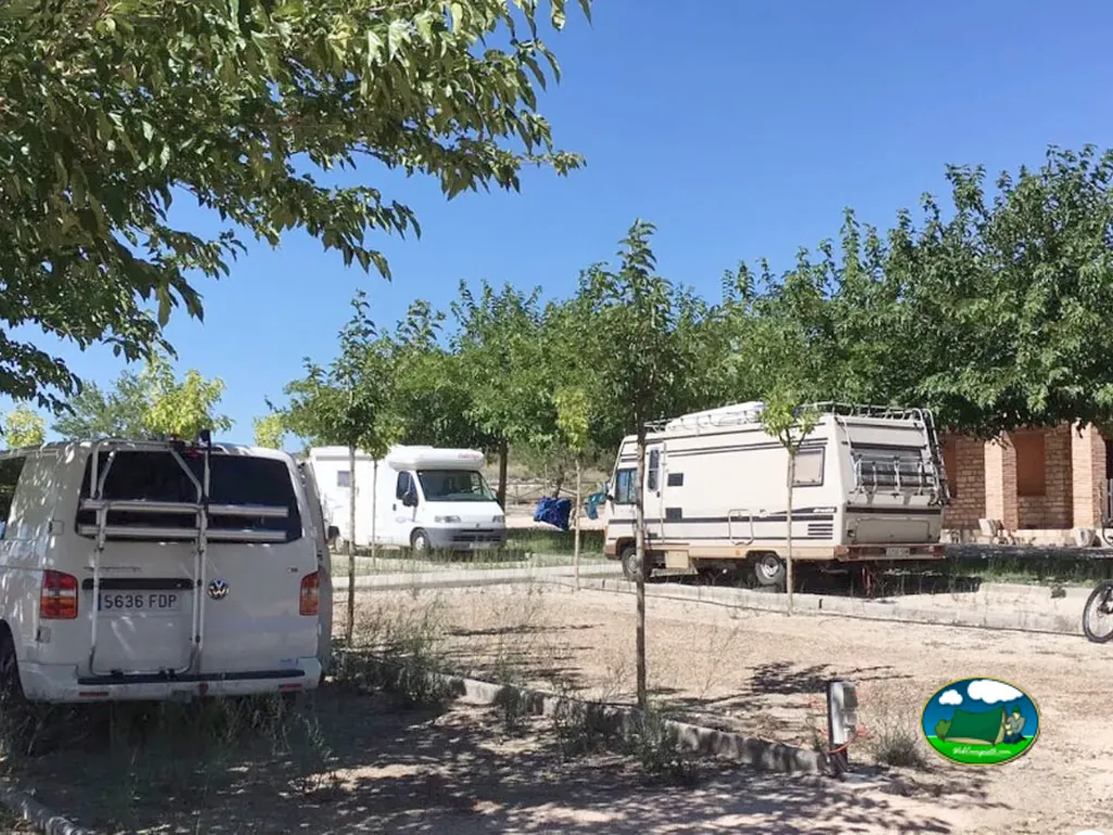 Parcelas con mobil-homes y vehículos de acampada del Camping La Estepa, Valfarta (Huesca)