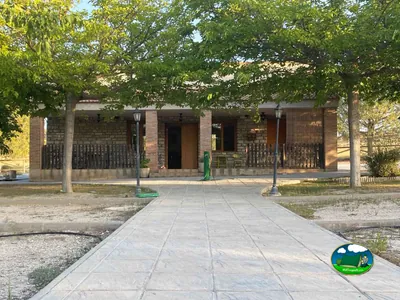 Recepción con porche de ladrillo y zona de sombra del Camping La Estepa, Valfarta (Huesca)