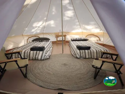 Glamping tipi interior con dos camas del Camping Nature, Cascante (Navarra)