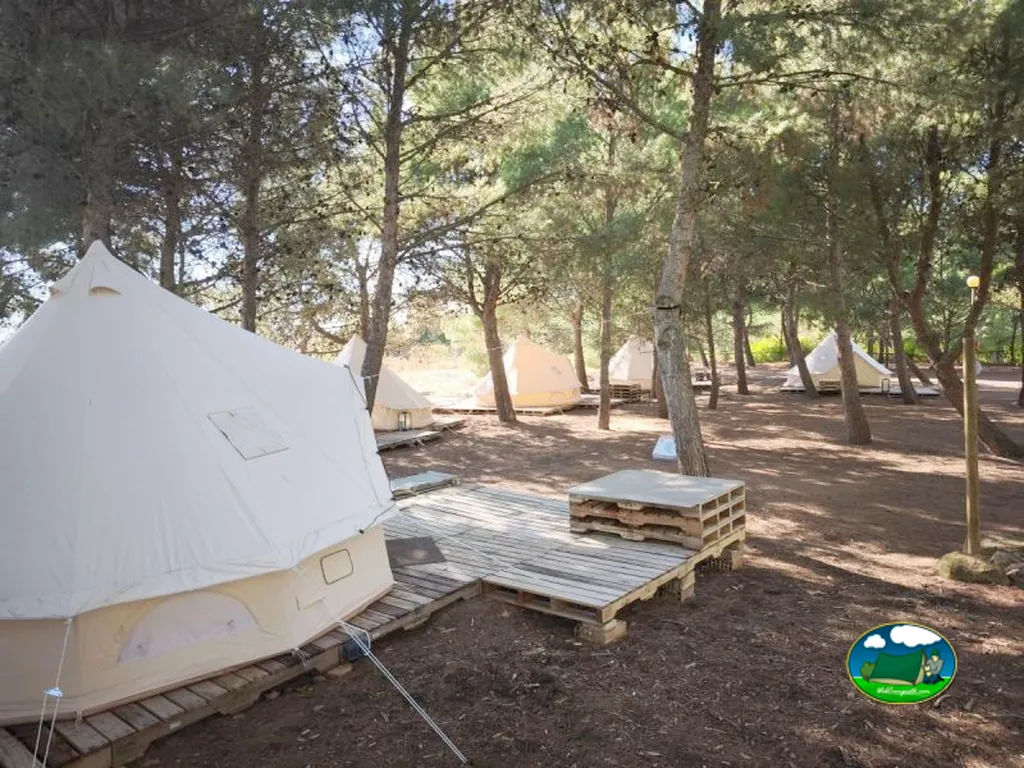Glamping tipi con terraza de madera entre árboles del Camping Nature, Cascante (Navarra)