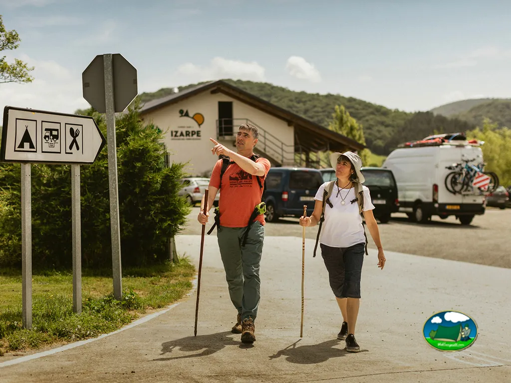 Senderismo en montaña, entrada del recinto con señalización del Camping Izarpe, Aróstegui (Navarra)