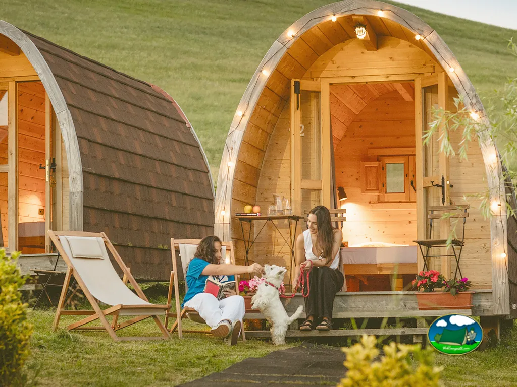 Glamping cabaña barril con terraza y vistas a parcela verde del Camping Izarpe, Aróstegui (Navarra)
