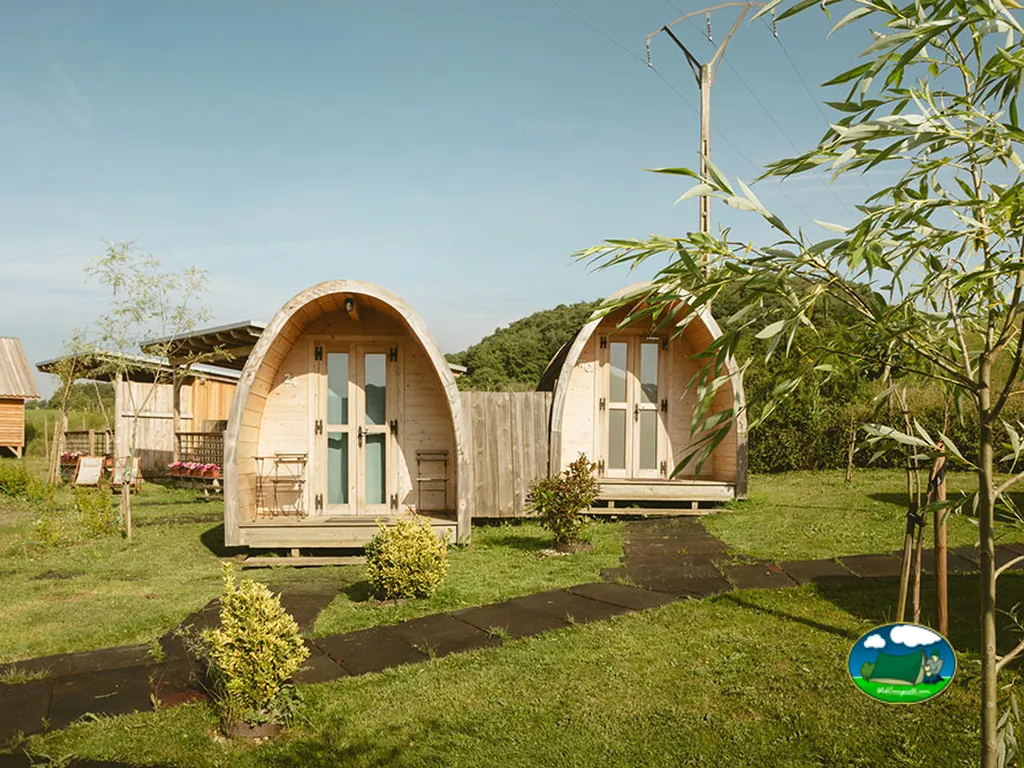Glamping cabaña de madera con diseño curvo del Camping Izarpe, Aróstegui (Navarra)