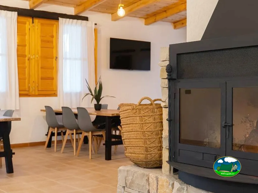 Glamping interior con chimenea y zona de comedor del Camping Alma del Cabriel, El Herrumblar (Cuenca)