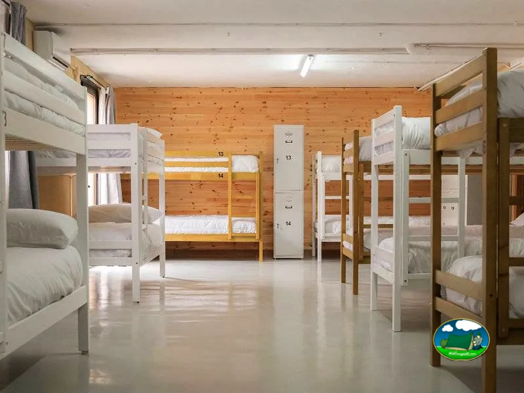 Tienda de acampada con literas y camas compartidas del Camping Alma del Cabriel, El Herrumblar (Cuenca)
