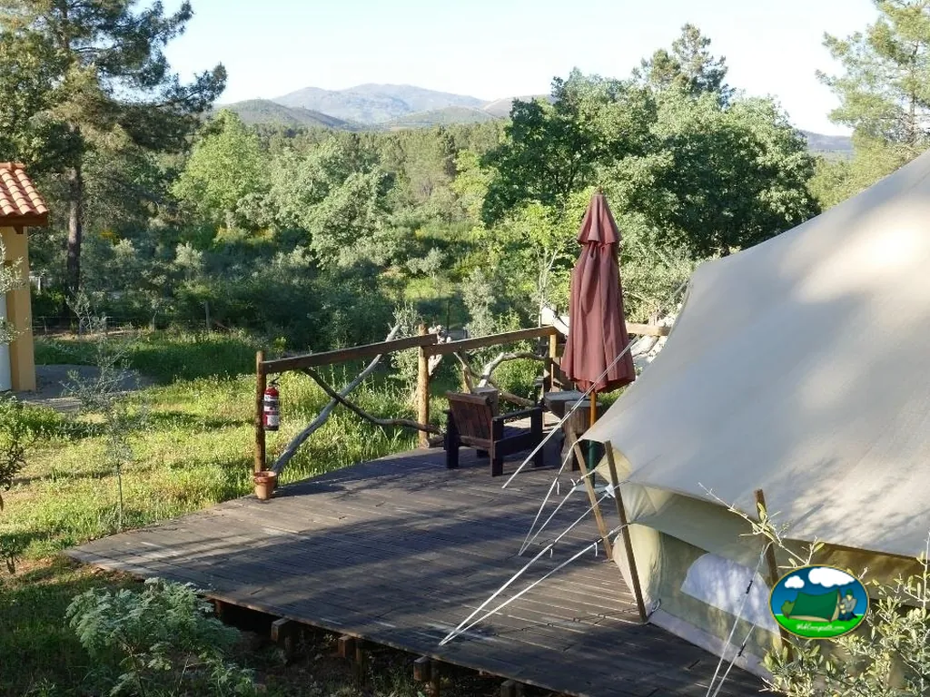 Tienda de acampada con vistas a la montaña del Camping El Merino, Villasbuenas de Gata (Cáceres)