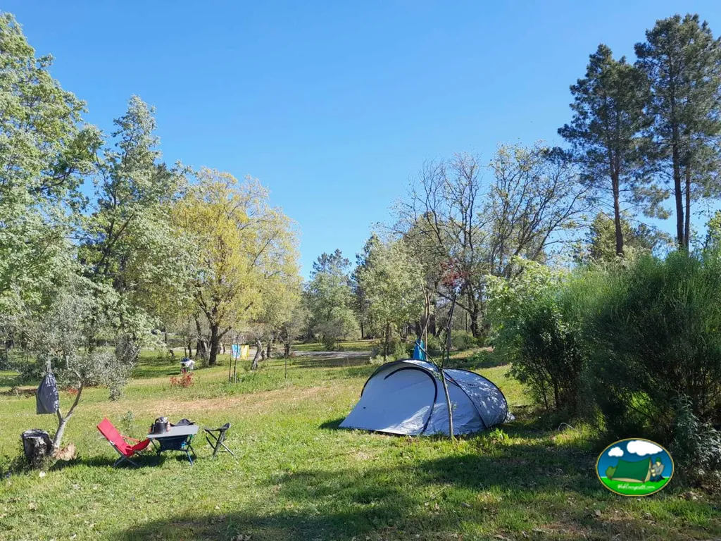Parcela arbolada con tienda de acampada y zona de esparcimiento del Camping El Merino, Villasbuenas de Gata (Cáceres)