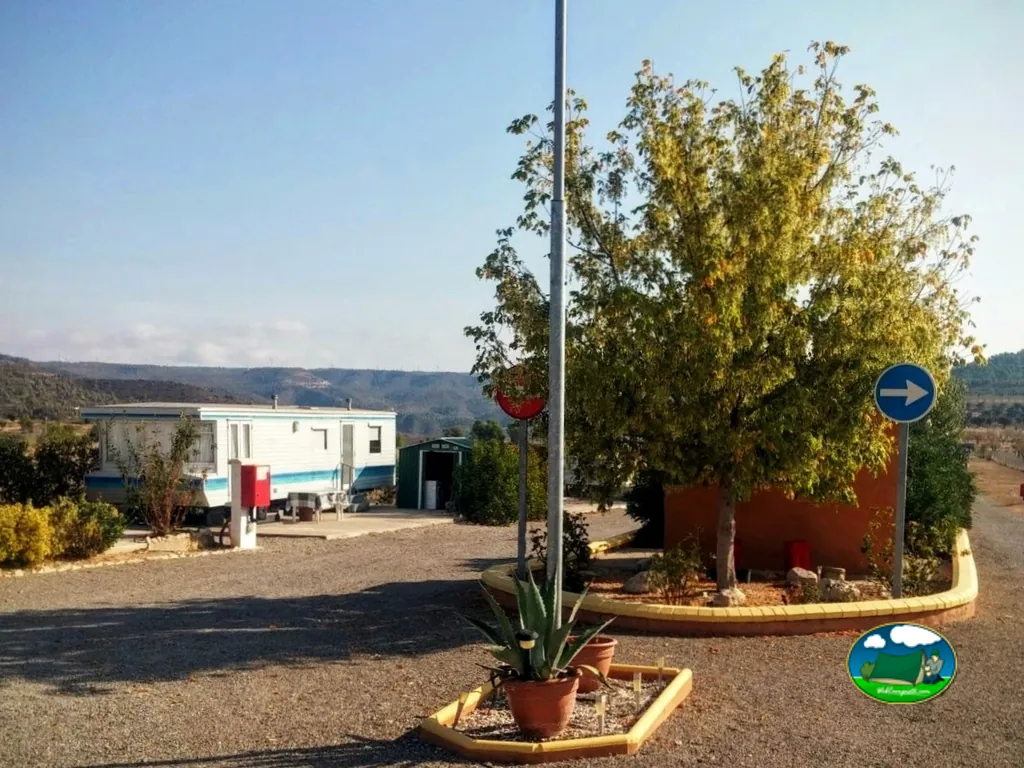 Recepción del camping con vistas a la sierra del Camping Club Los Almendros, Fayón (Zaragoza)