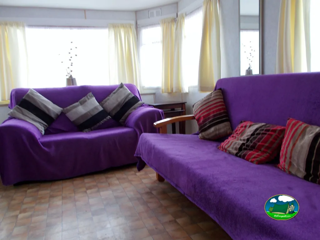 Mobil-home interior con sofás del Camping Club Los Almendros, Fayón (Zaragoza)