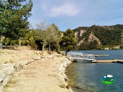 Playa junto al lago con vistas a la sierra del Camping Club Los Almendros, Fayón (Zaragoza)