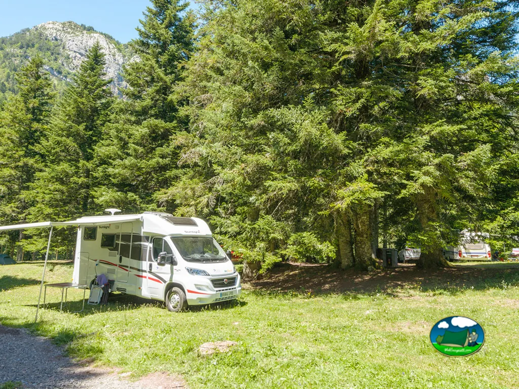 Mobil-home en parcela con vistas a la montaña del Camping Selva de Oza, Hecho (Huesca)