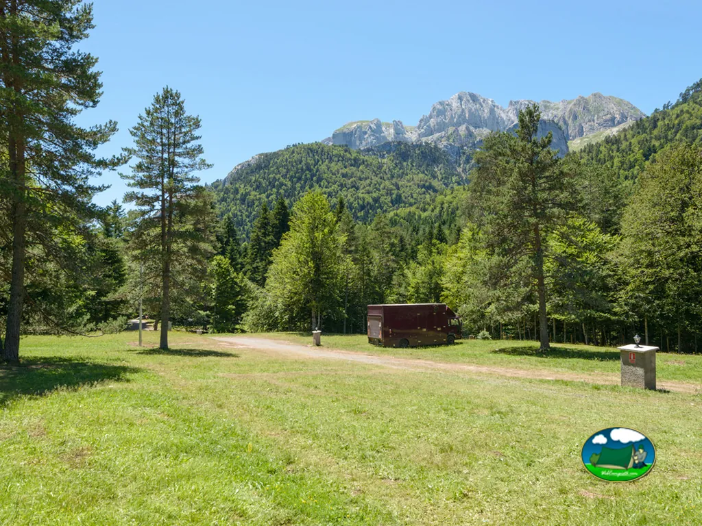 Parcela con vistas a la montaña del Camping Selva de Oza, Hecho (Huesca)