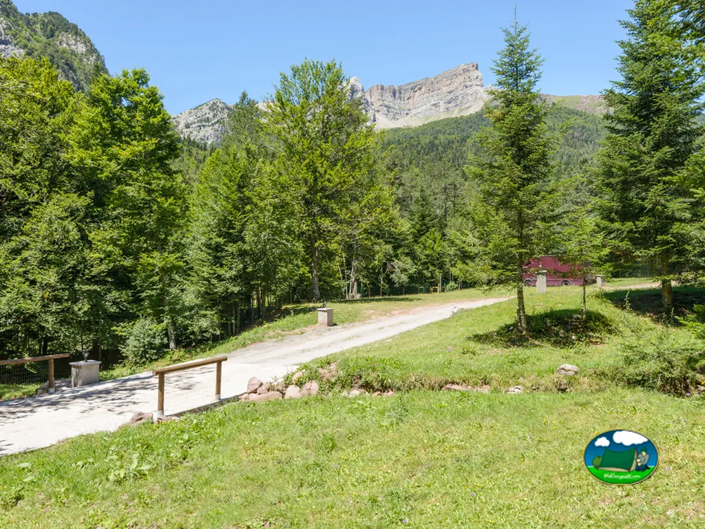 Parcela con vistas a la montaña del Camping Selva de Oza, Hecho (Huesca)