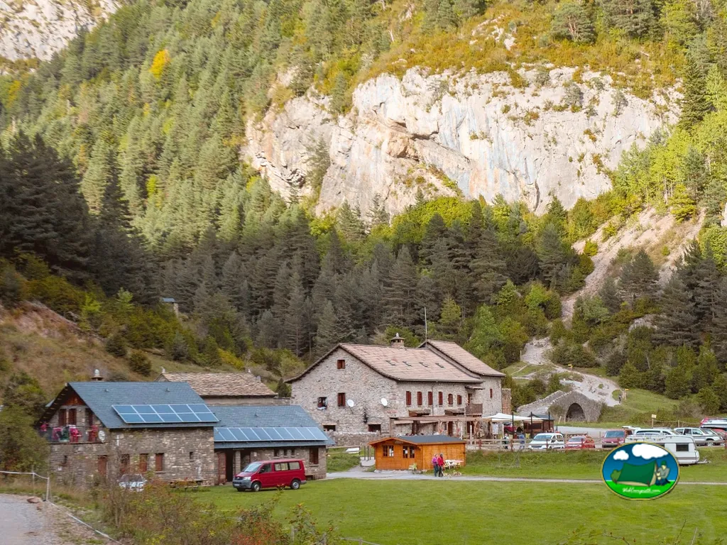 Montaña con bungalow y parcelas del Camping San Nicolás de Bujaruelo, Torla (Huesca)