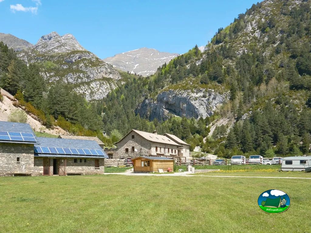 Montaña con bungalow y parcelas en valle alpino del Camping San Nicolás de Bujaruelo, Torla (Huesca)