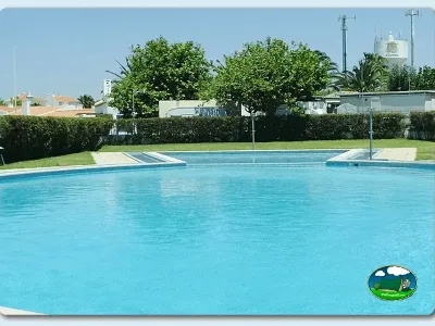 Piscina con vistas al entorno del Camping Portocovo, Sines (Setúbal)