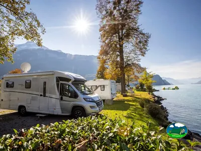 Autocaravanas junto al lago de Brienz en Camping Aaregg