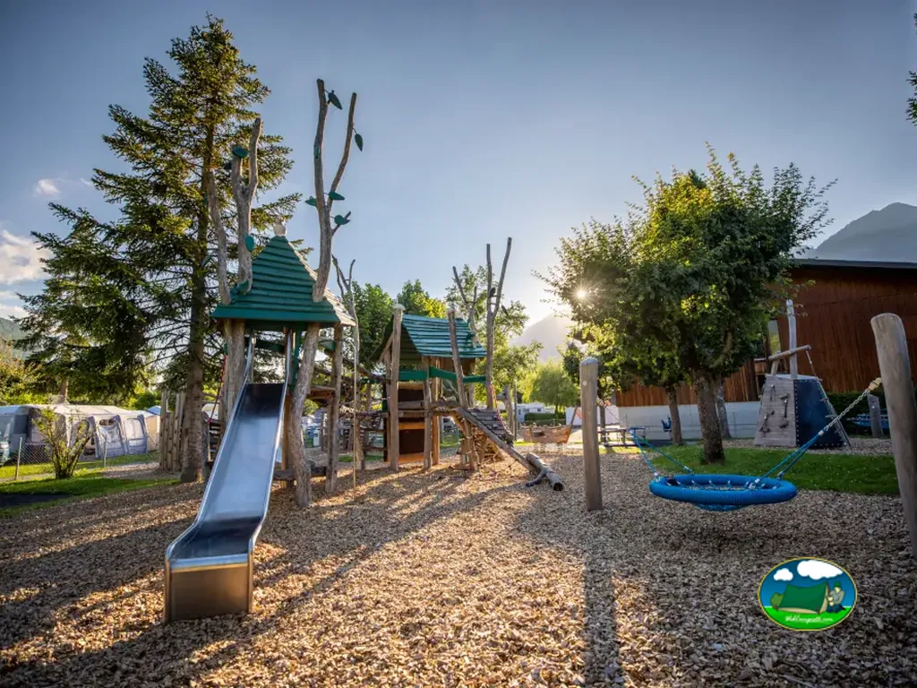 Parque infantil de madera de Camping Aaregg, Brienz