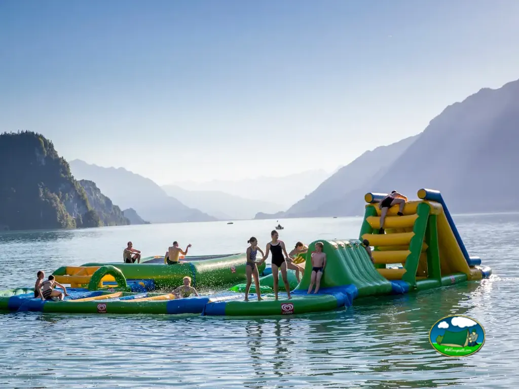 Parque acuático hinchable de Camping Aaregg en el lago de Brienz