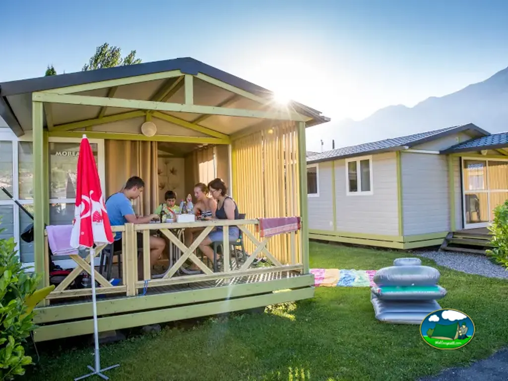 Familia en la terraza de un bungalow de Camping Aaregg, Brienz