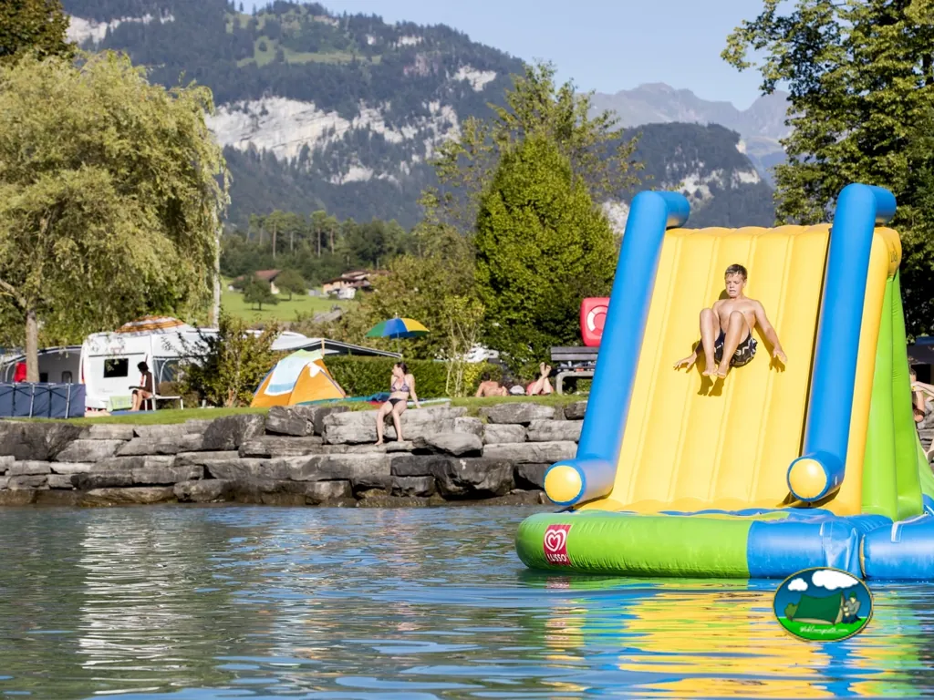 Parque infantil acuático junto al lago con vistas a la montaña del Camping Aaregg, Brienz