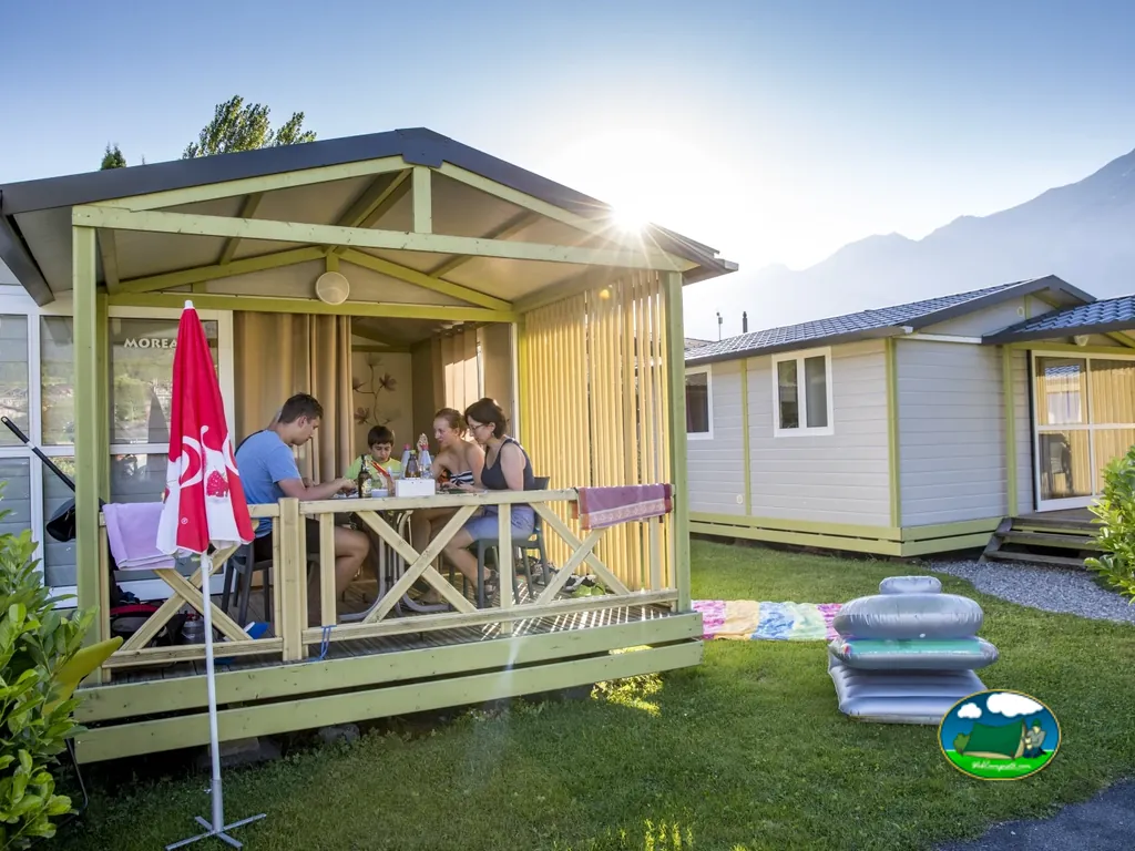 Mobil-home con terraza y vistas a la montaña del Camping Aaregg, Brienz