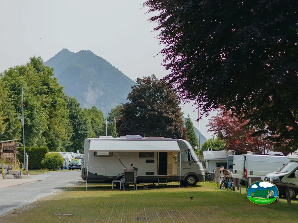 Parcela para autocaravana bajo los árboles de Camping Alpenblick, Unterseen