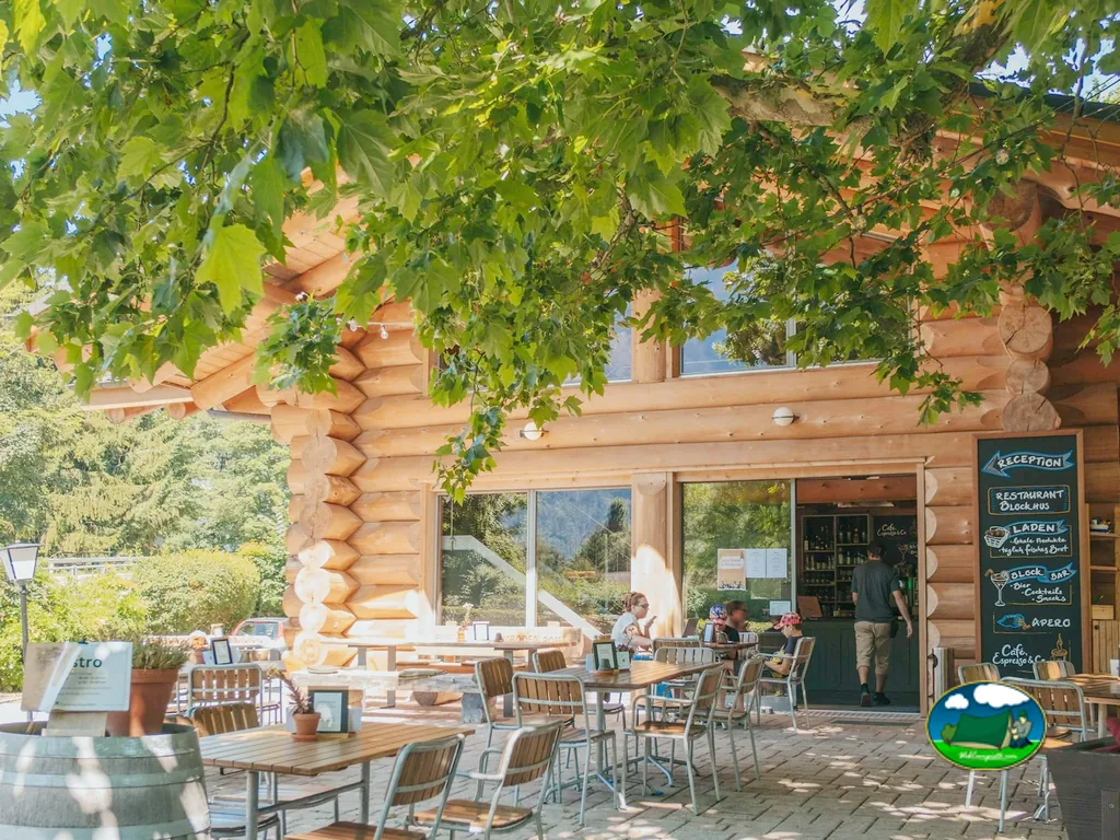 Terraza del Bistro Blockhus de Camping Alpenblick, Unterseen